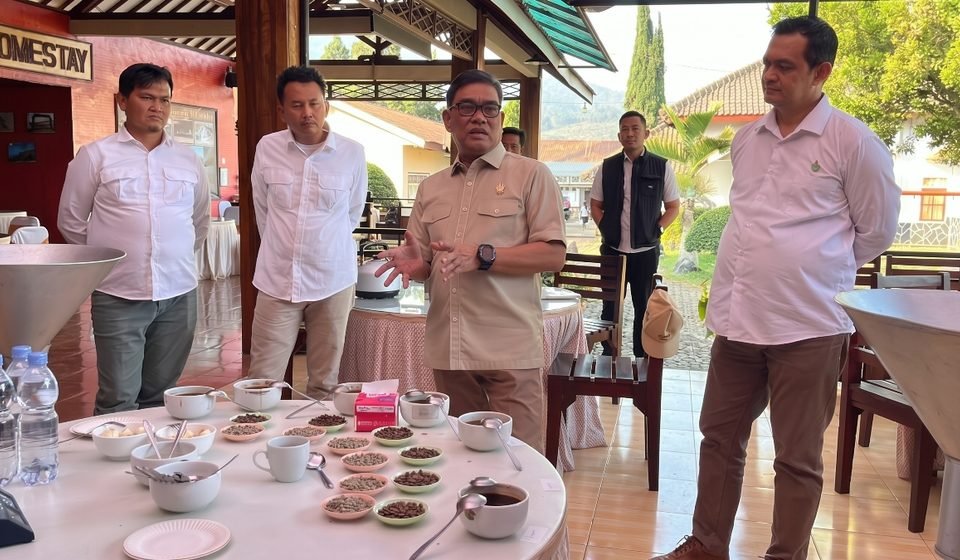 Direktur Utama PTPN I (Persero) Abdul Rivai Ras, memberikan arahan atas komoditas Kopi