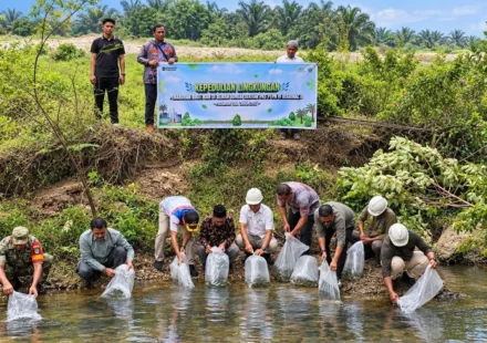 Jajaran Pimpinan PTPN IV PalmCo melalui Regional III menebar 60.000 bibit ikan baung dan nila di 12 sungai
