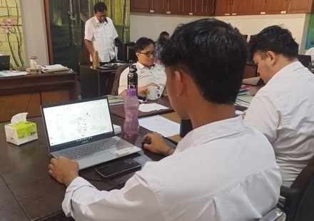 Dhafin Dwi Wicaksono dan Rian Hidayat, dua mahasiswa Fakultas Sains Informasi Geografi (SaIG) Universitas Pendidikan Indonesia (UPI) Bandung saat magang di PTPN I Regional 2