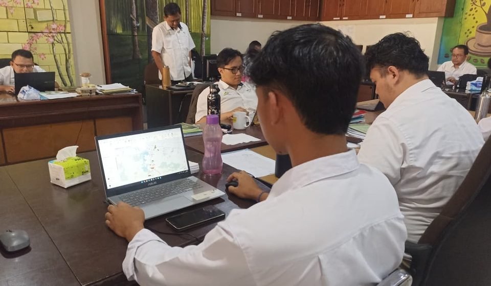 Dhafin Dwi Wicaksono dan Rian Hidayat, dua mahasiswa Fakultas Sains Informasi Geografi (SaIG) Universitas Pendidikan Indonesia (UPI) Bandung saat magang di PTPN I Regional 2